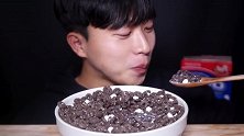小哥吃牛奶泡谷物脆，脆脆的咀嚼音听起来超级过瘾