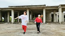 两位广场舞高手相遇，在一起跳舞跳到腿软，谁也不服输
