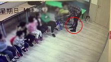 7岁男孩踢到外教后被罚站26分钟 家长看监控后质疑外教无资质