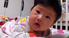 小宝宝精力太旺盛，半夜不睡嘀咕不停，好像有很多秘密一样