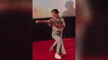 王智路演表演打拳，忘记自己穿裙子，一个抬腿把自己摔个大马趴