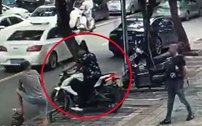 自贡民警当街抓毒贩 被摩托车拖行20米远仍不放手