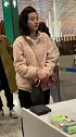 宋祖儿摘帽子撩头发过安检好漂亮