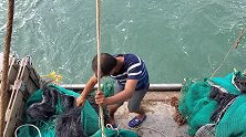 经验丰富的老渔民在深海捕捞，收获满船鱼虾蟹，捕捞方法很独特