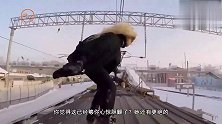 带上面具才敢出门的女孩，胆子大到爬上火车玩冲浪