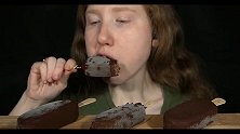 小姐姐吃黑巧克力脆皮冰淇淋，看着就感觉超级棒啊