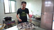 整几十个金枪鱼眼来下饭，拳头大小一口塞不下，电瓶哥吃上瘾了