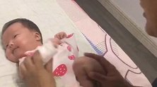 金牌月嫂给宝宝做排气操，看这表情真舒服，真是太会享受了！
