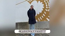 郑钦文晒西班牙游客照，素颜笑容自信明媚，五官优越肤色好高级