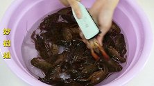 清洗小龙虾最正确的方法，5分钟脏东西全跑出来，这样吃着才放心
