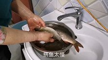 老爸老妈打鱼累了一天，回到家做野生鱼吃，特别鲜嫩口感太好了。