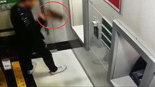 和老婆吵架 男子用砖头怒砸ATM机泄愤 等警察来抓：想蹲监狱