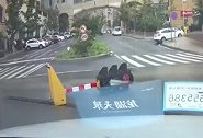 遇到“碰瓷”的红绿灯，车主一句话让碰瓷者无奈，不信可以试试！