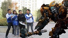 菜鸟瞧不上大神，没想大神竟是氪金大佬，一键召唤出大黄蜂！