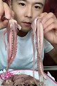 吃货吃八爪鱼，这吃相看着都有食欲