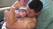 新手爸爸第一次抱宝宝，把娃抱在胸口比肌肉，这体型差瞬间萌爆了