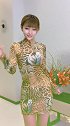 美女简约大气的紧身包臀裙，显出纤细大长腿和丰腴身材！
