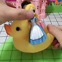 贝尔白雪和灰姑娘会不了家了，小鸭子送她们回家，小鸭子真棒