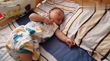 11个月宝宝早上醒来就往妈妈身上爬，妈妈：还是睡着时候可爱！