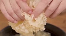 教你做讨好女孩子的桃胶炖银耳的家常做法，粘稠好喝的停不下来