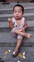 5岁小孩吃橘子，吃出了表情包