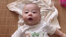 3个月宝宝用婴语向妈妈套近乎，还不停的抛媚眼冲妈妈笑，萌化了