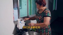 小厨今天偷闲不做饭，媳妇煮腊肉老妈炸油饼，婆媳合力幸福的味道