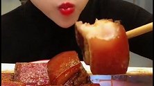 小姐姐大口啃红烧肉，油腻腻软糯糯，吸溜吸溜好吃到停不下来！