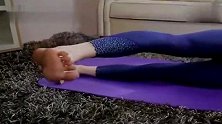美女的瑜伽动作太柔美了，躺在瑜伽垫上，都能这么美