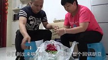 超超专门等老妈锻炼回来后开始做饭，这样超妈的减肥计划就失败了