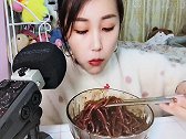 学姐吃酱面，热气腾腾，大口大口吞咽超满足，是幸福的味道