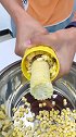 宝宝平时爱吃玉米粒，剥玉米让我很头疼，闺蜜介绍的玉米脱粒器挺好用，脱利干净，玉米粒很完整
