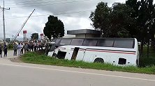 泰国一载19名中国游客大巴出车祸侧翻 致1死1重伤