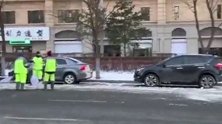 真·脚刹！东北的哥用脚踩地刹车 保洁阿姨吐槽：那地儿早没冰了