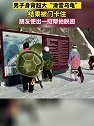 男子滑雪戴“超大乌龟”被卡门，下一秒朋友飞起一脚助其脱困！