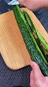 黄瓜皮千万别扔了，用它来做一个夏天必吃的翡翠凉粉