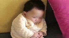 宝妈说小棉袄一句，下一秒宝宝那委屈的魔性反应，太可爱啦