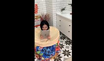 城里人都是在家泡澡，太高级了吧