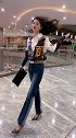 牛仔裤美女大方得体