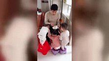爸爸一个人在家照顾三胞胎宝宝，秩序井然，网友：又是别人家老公