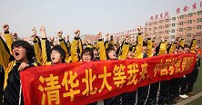 努力就有收获！衡水中学学生排队打饭还看书