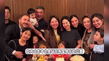 62岁何超琼为干女儿庆生，化淡妆气质优雅知性，被抱住一脸灿笑