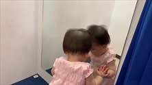 小宝宝好奇地跟镜子里的自己对视，亲镜子的一幕把心都萌化了！