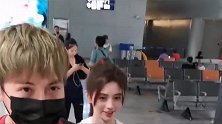鞠婧祎穿超短背带裤现身机场，真的好清纯啊