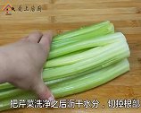 4根芹菜，4个鸡蛋，教你一个馋嘴的做法，过年招待客人备有面子