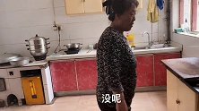 曼子想吃菜卷了，和妈妈三下两下就做好，一家人吃得真香