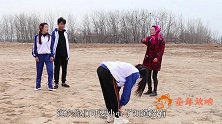 童年春游5：千万几人玩跳山羊，小伙伴却跳上去下不来，过程真逗