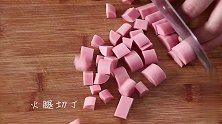 教你用剩饭做蛋包饭，鸡蛋不和米饭一起炒，成功的关键在于煎蛋