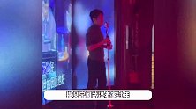 撒贝宁回武汉老家唱K，高领毛衣配牛仔裤画风清奇，开口梦回明侦