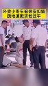 太难了！外卖小哥车被保安扣留，跪地道歉求他还车……生活不易 加油